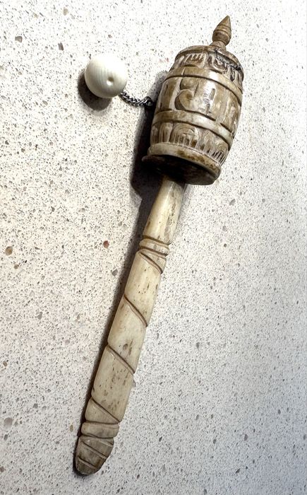 Moinho de orações tibetano vintage em osso de bufalo