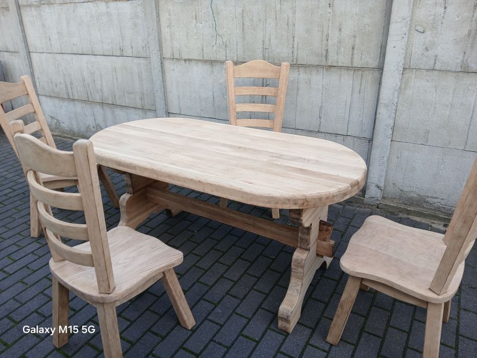 Sprzedam stół dębowy plus 4 krzesła