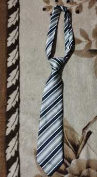 Krawat w paski zawiazany