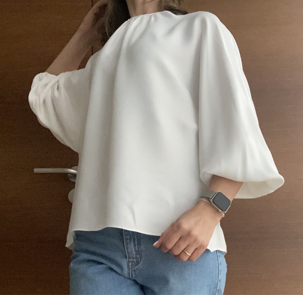 Blusa acetinada, com manga abalonada com elásticos no punho. Zara. Tamanho XS