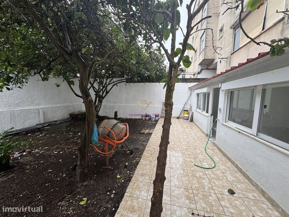 T2+1 Remodelado com Quintal — Excelente Localização