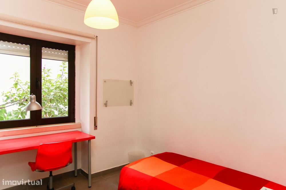 5182 - Quarto com cama de solteiro em...