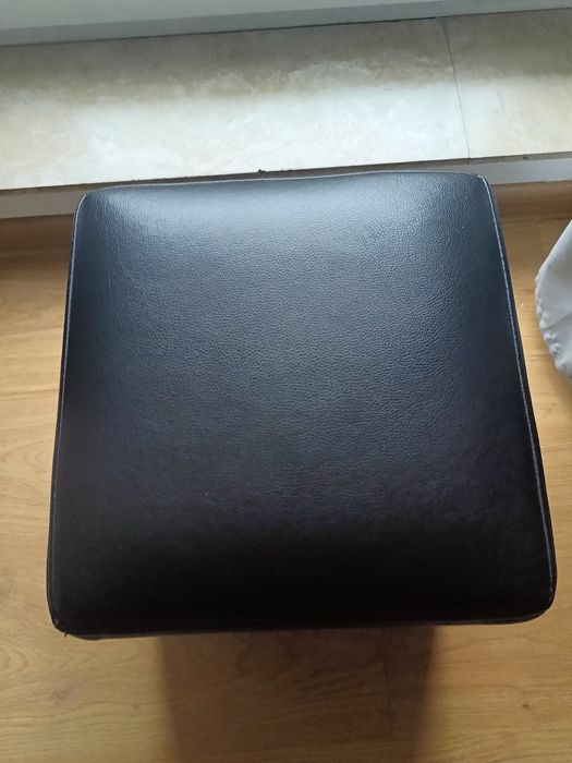 Puf skórzany czarny