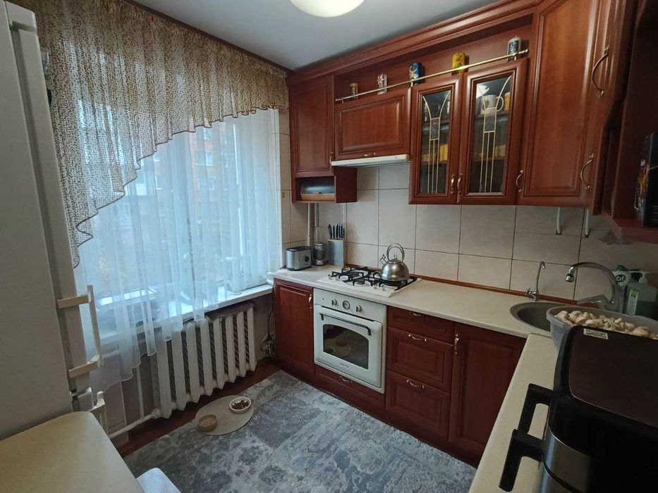 Трикімнатна квартира з ремонтом та меблями на зручному поверсі