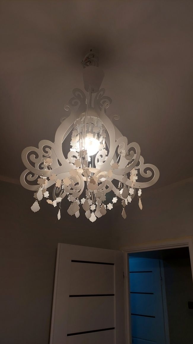 Biała lampa sufitowa żyrandol do pokoju dziewczynki Bdb Stan