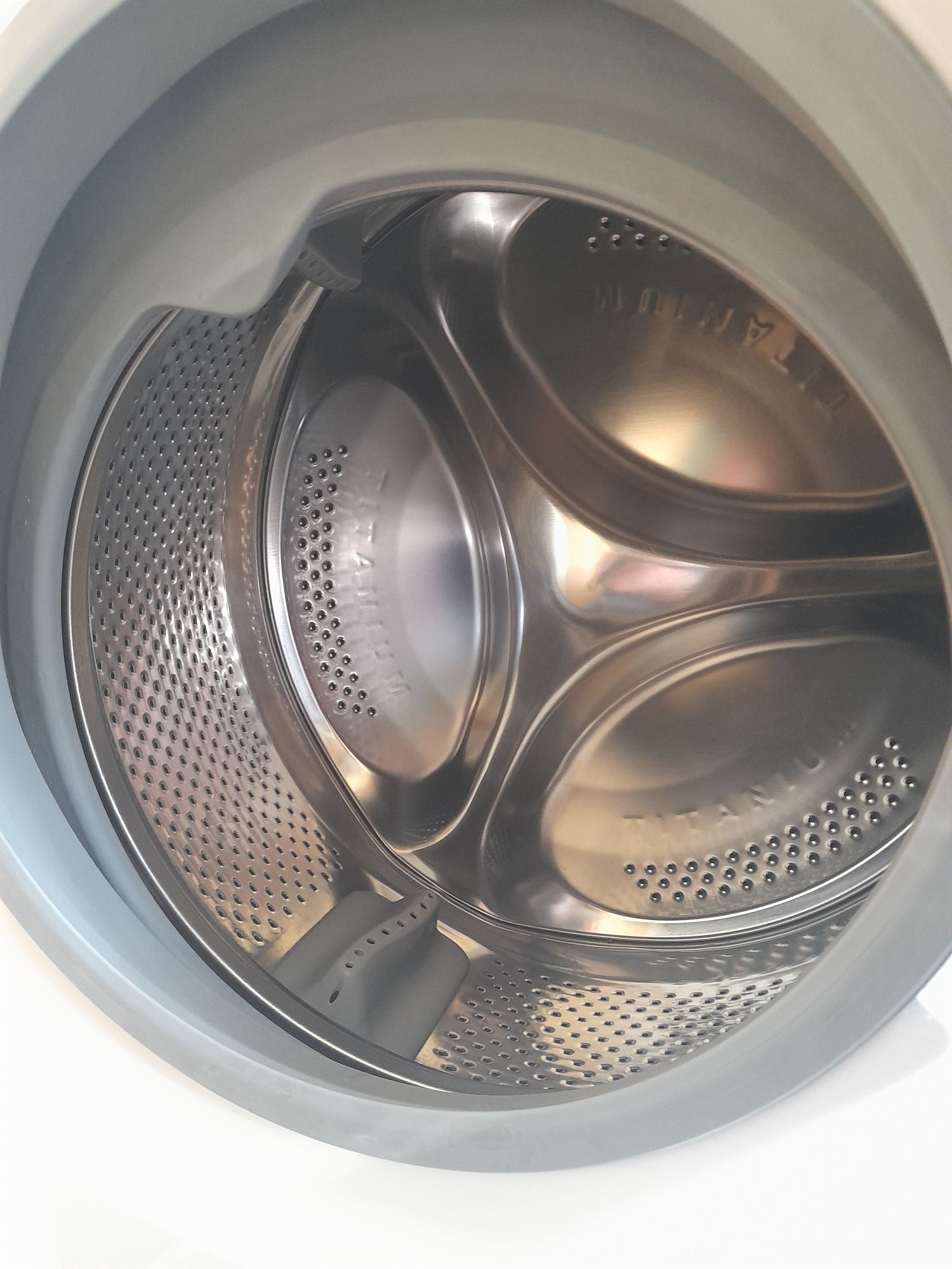 Пральна машинка вузька,тиха в роботі HOTPOINT ARISTON AQS63F 29 EU