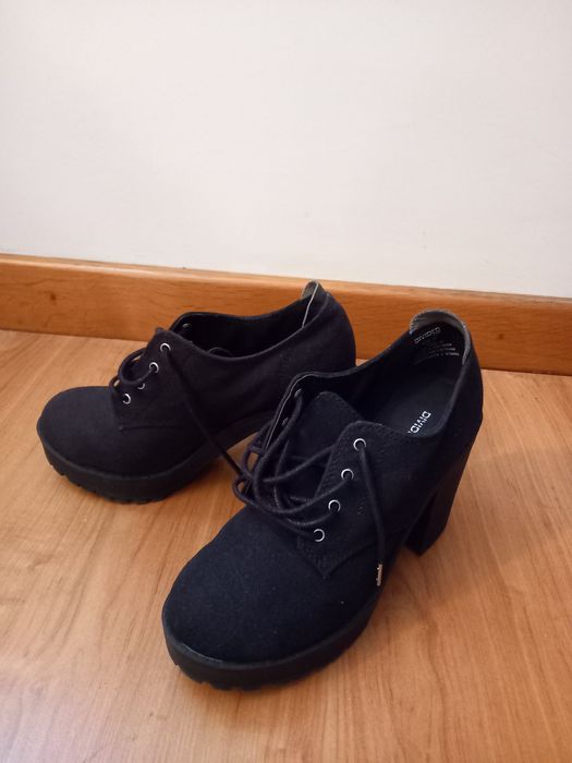 Botins pretos da Divided