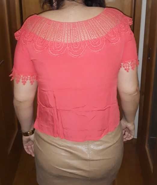 T-shirt coral com renda