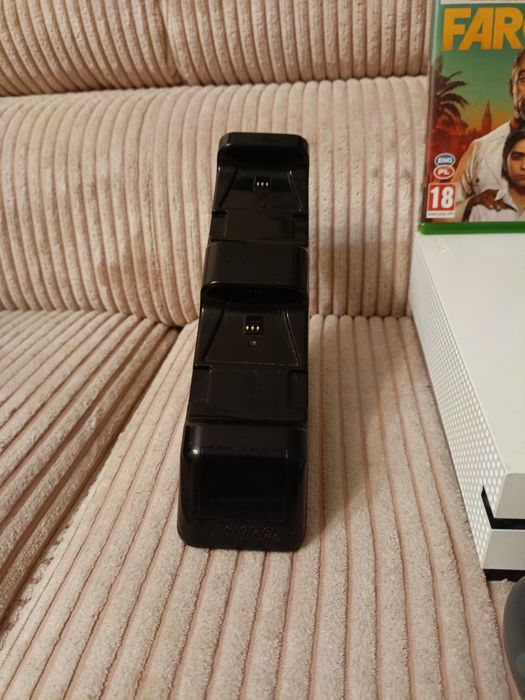 Konsola Xbox One S 1TB 2 pady ładowarka gra