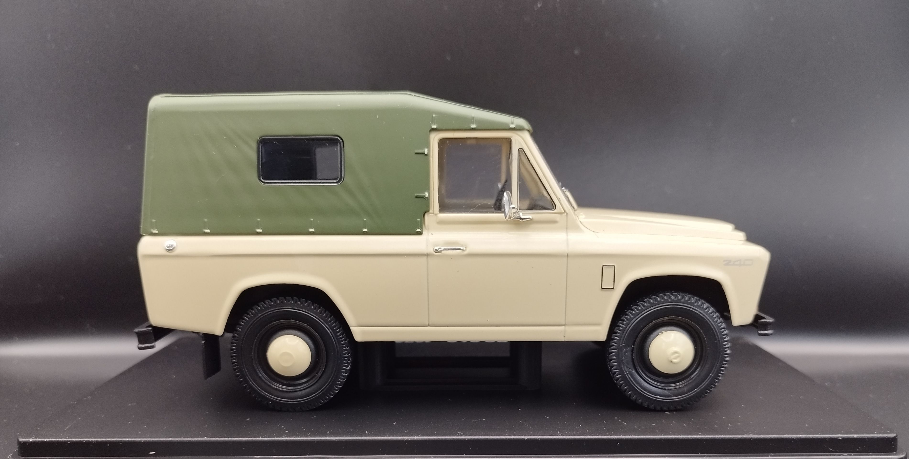 1:24 Hachette  1978 ARO 240 model nowy