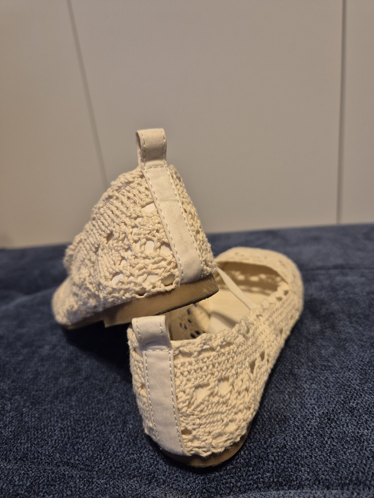 Baleriny H&M o wyglądzie szydełkowej roboty r. 28