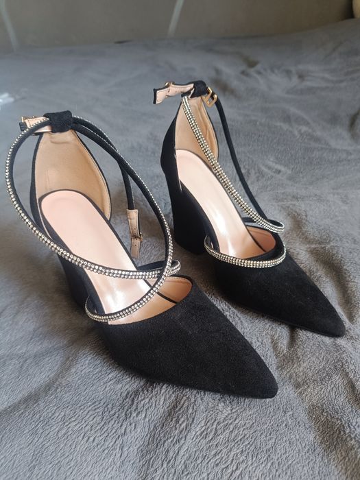 Śliczne czarne buty na słupku z ozdobnymi paskami