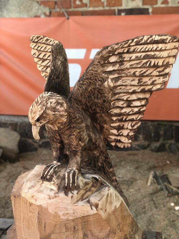 Rzeźba orła z drewna dębowego