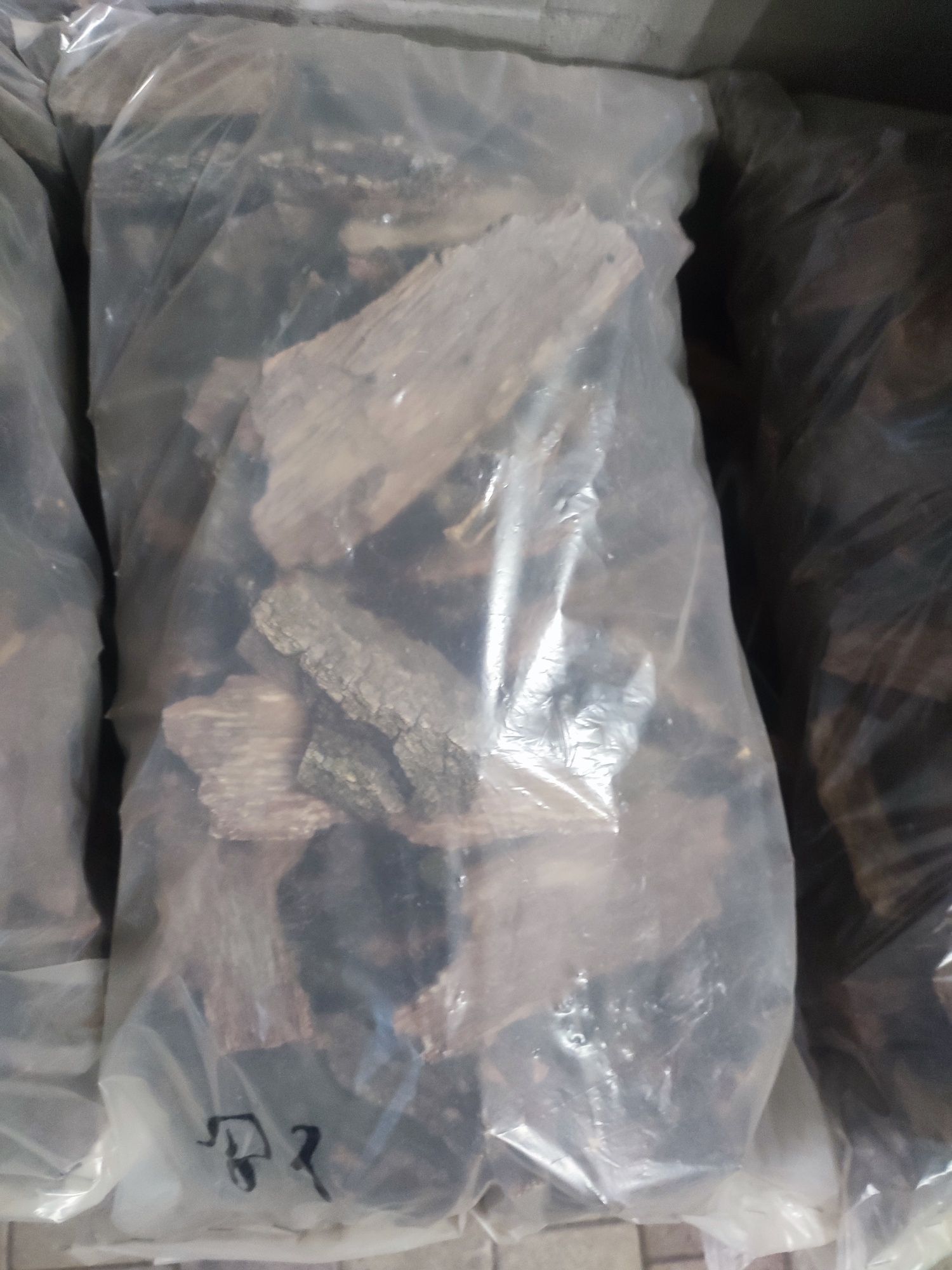 Продам дрова, кору дубовую для камина в мешках. Крупная. Хорошо тлеет.