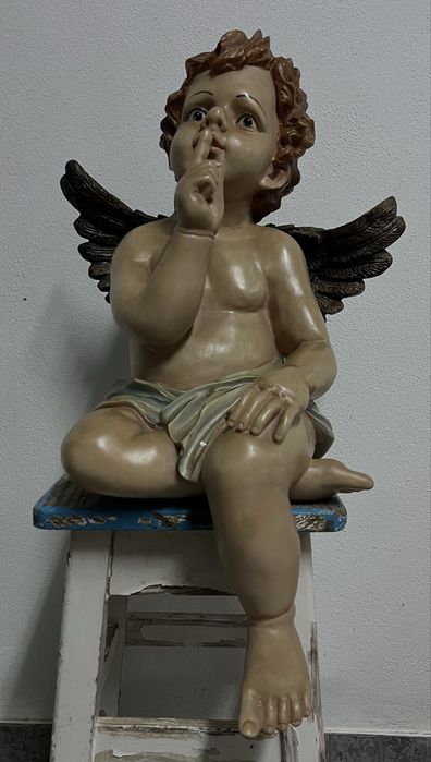 Figura de anjo em pedra
