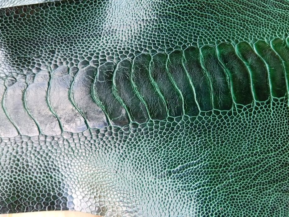 Экзотика, кожа страуса,также есть кожа угря состроченная, и игуаны