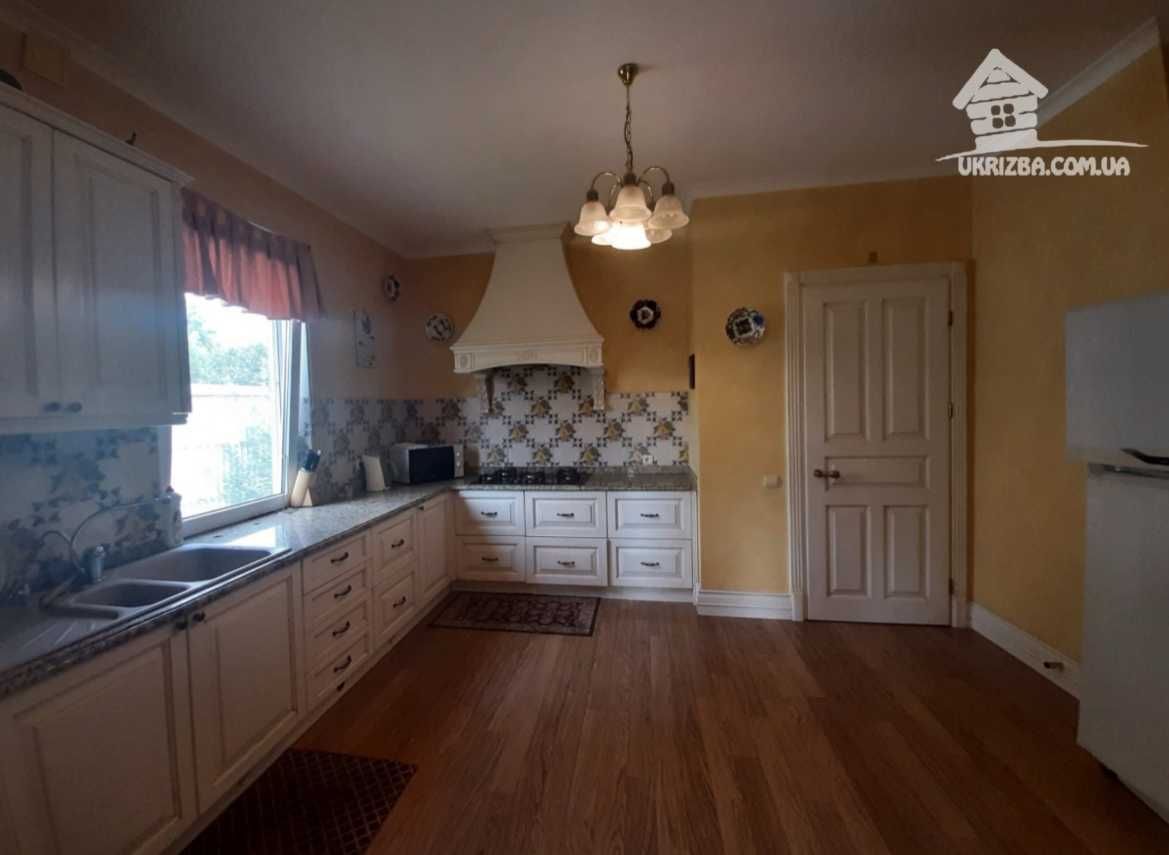 с. Хлепча. Будинок 500 кв. VIP-рівня. На березі озера. До 20 осіб.