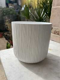 Vaso branco com relevo 19cm