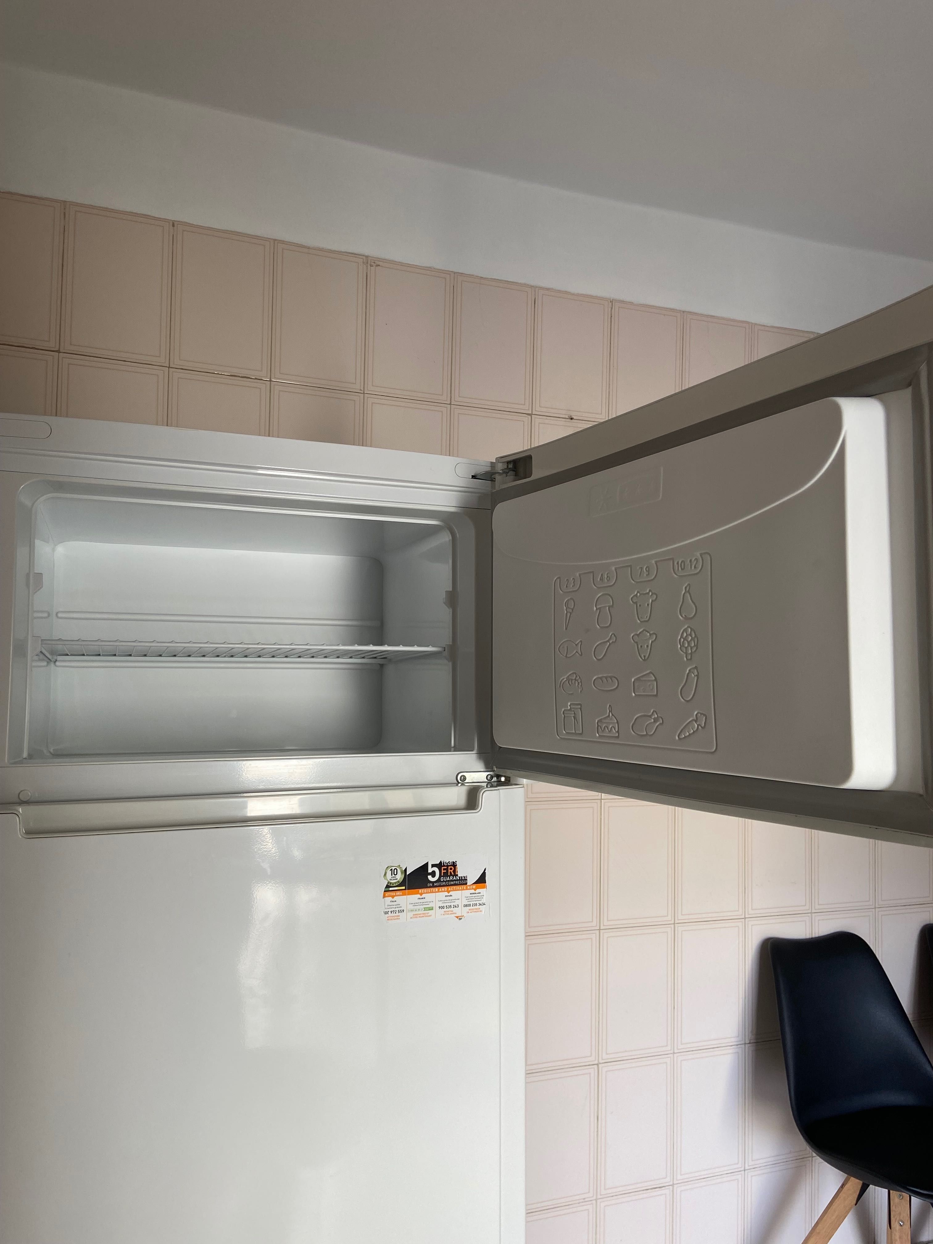 Frigorífico com congelador Hotpoint (Ler descrição)