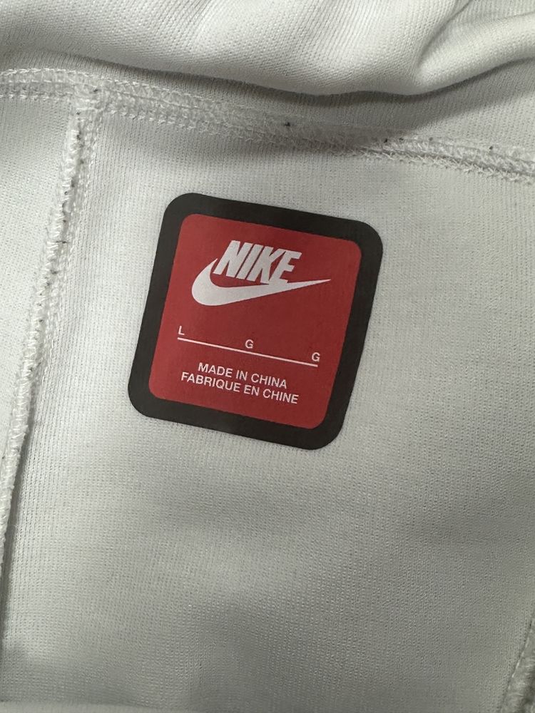 Spodnie białe Nike Tech Fleece