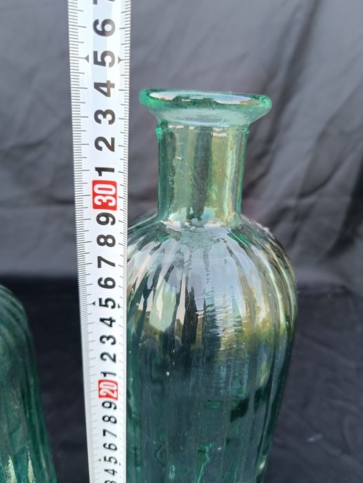 Trzy zielone butelki