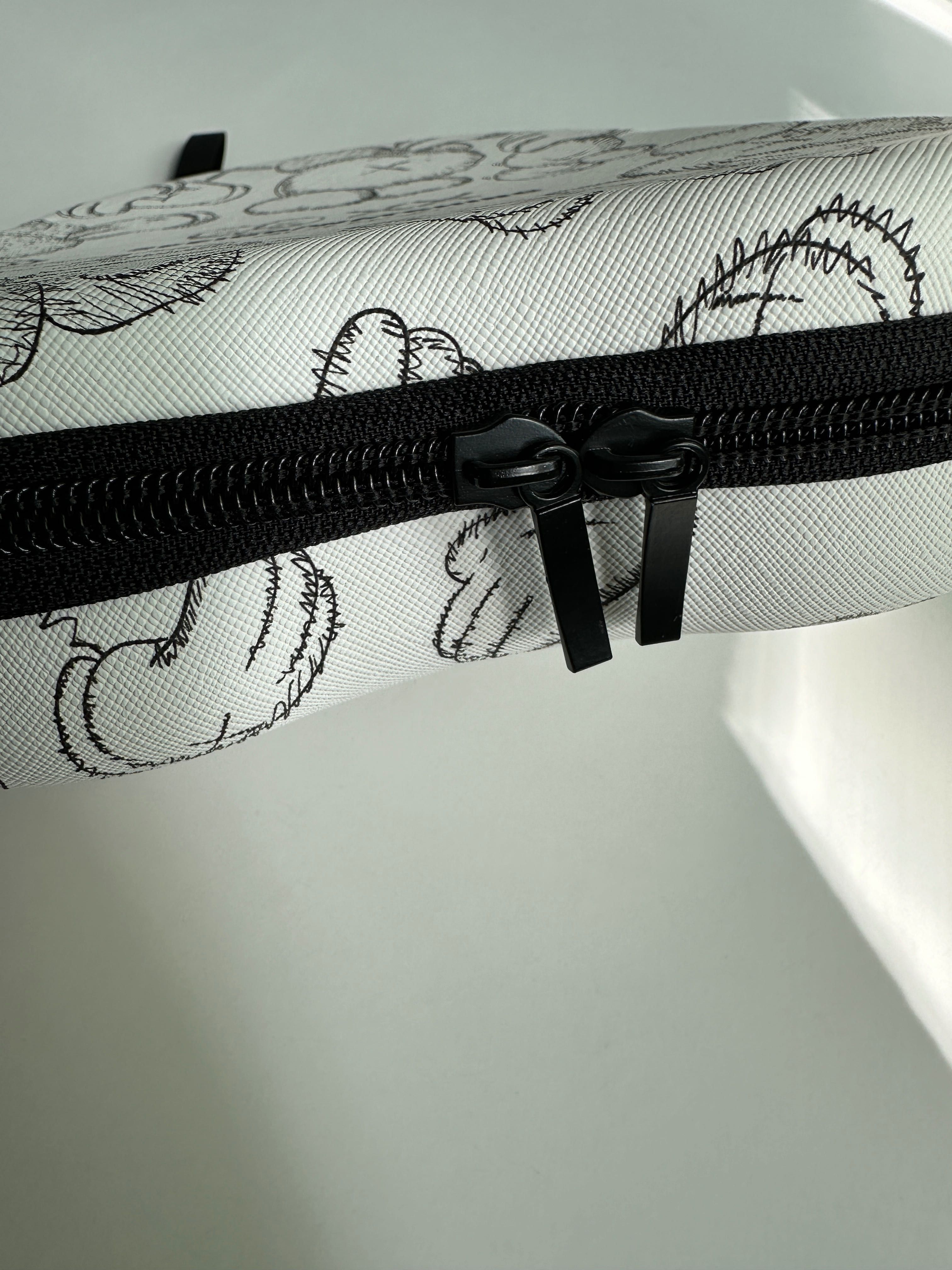 Etui na AirPods Max, bardzo stylowe z wzorem Kaws w kolorze białym