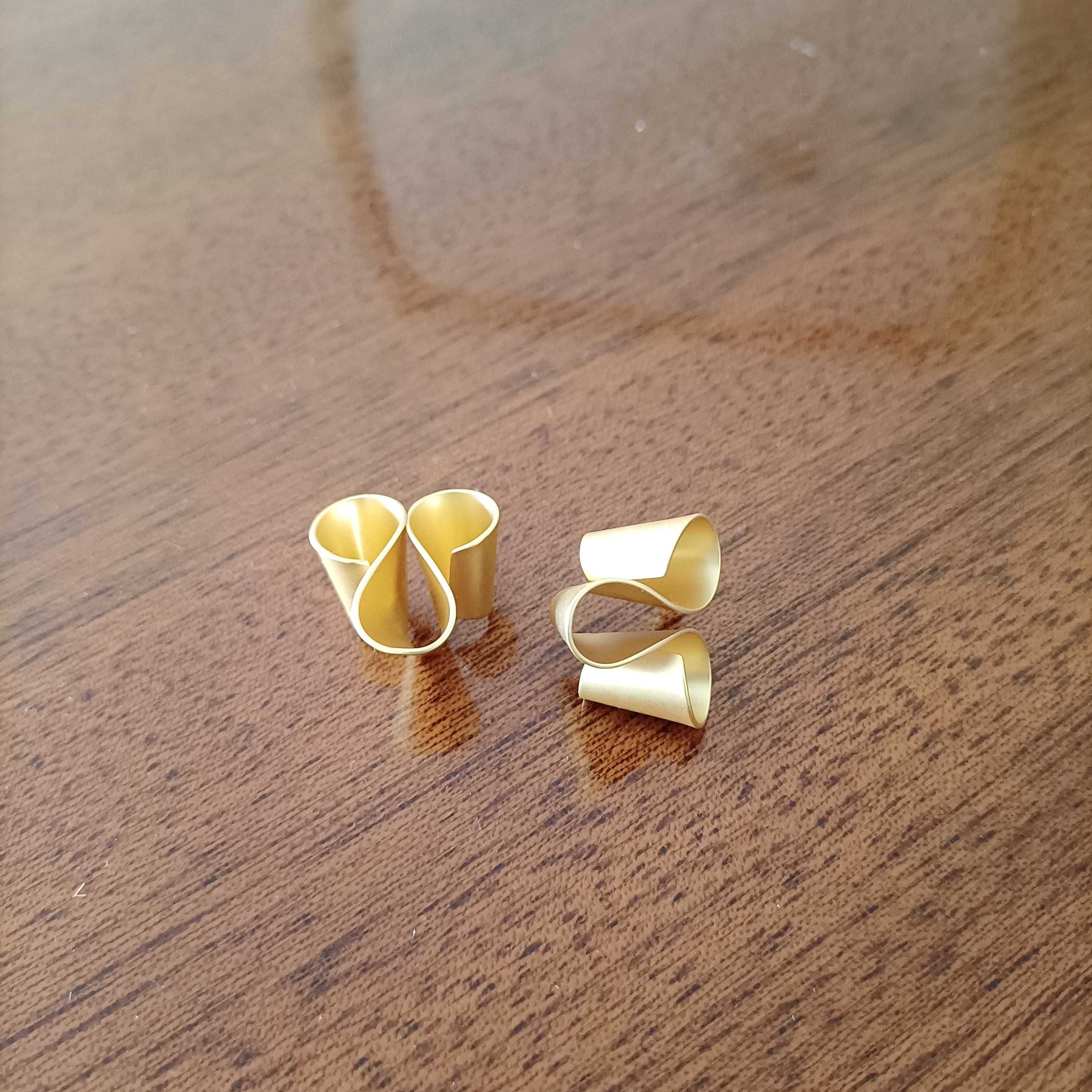 Brincos dourados, novos e muito bonitos.