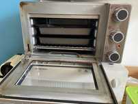 Mini forno em funcionamento com 2 assadeiras e 1 grelha