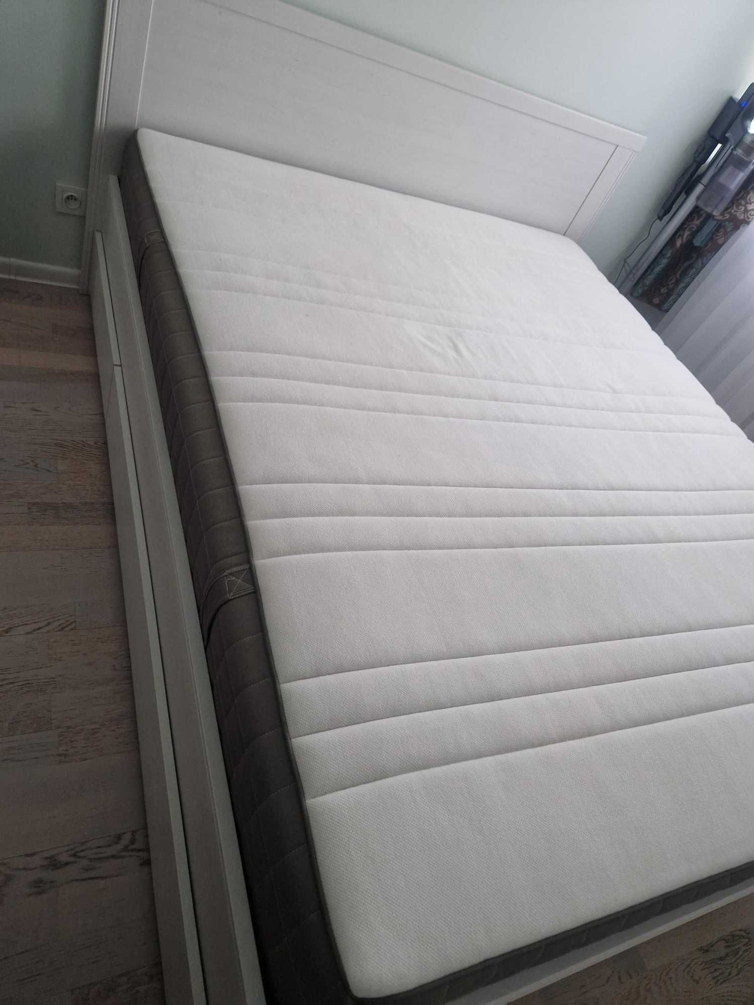 Łóżko z 4 skrzyniami i materacem Brusali Ikea.