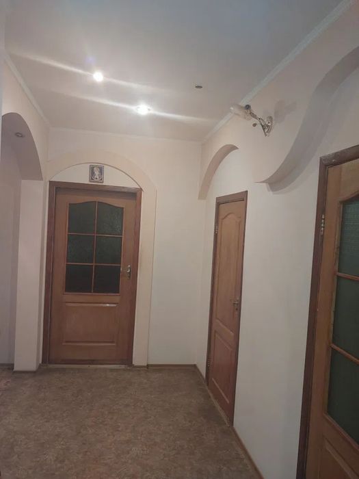 Продам добротний двоповерховий будинок в центрі!