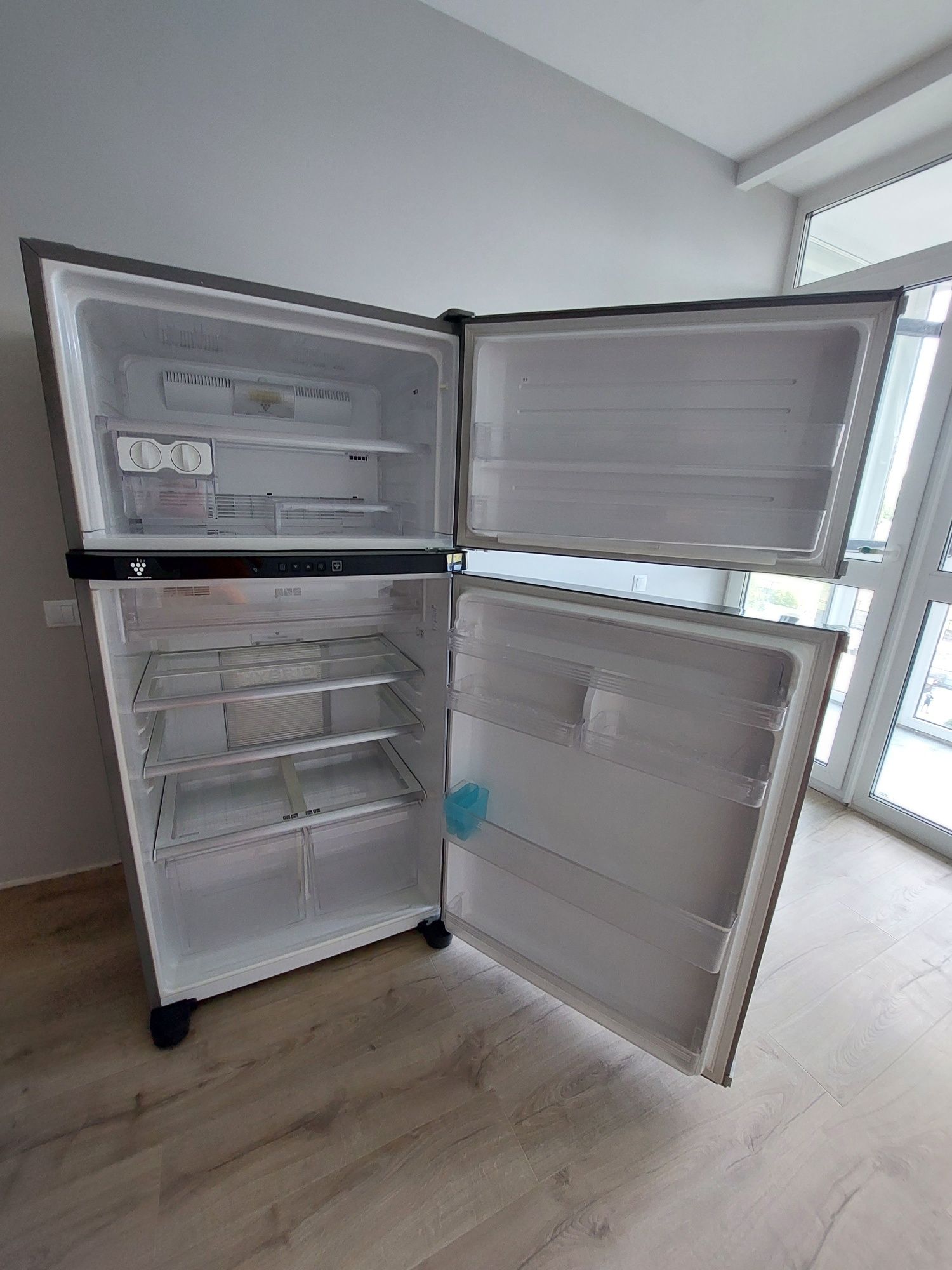 Холодильник Sharp (в ідеальному стані) без подряпин