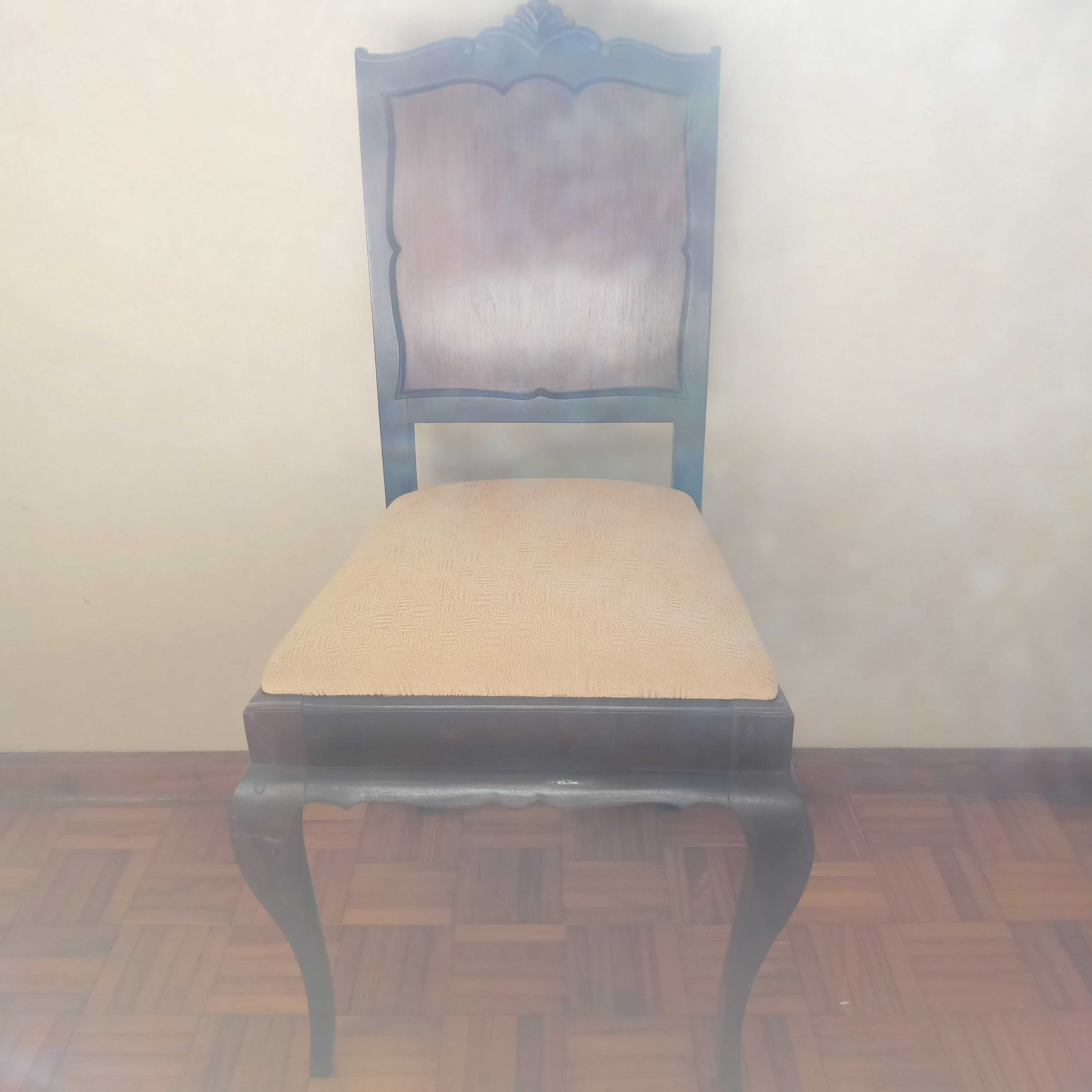 cadeira vintage com estofo único