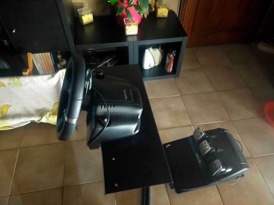 Suporte (Novo) e volante+pedais (usado) Logithec simulador corridas