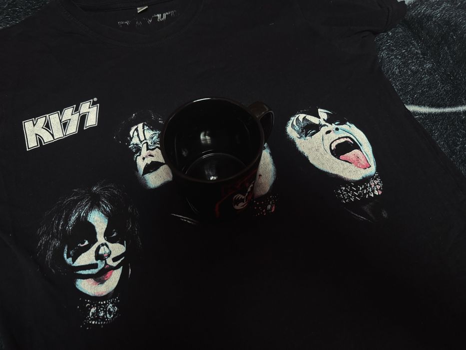Koszulka i kubek z nadrukiem przedstawiającym członków zespołu KISS.