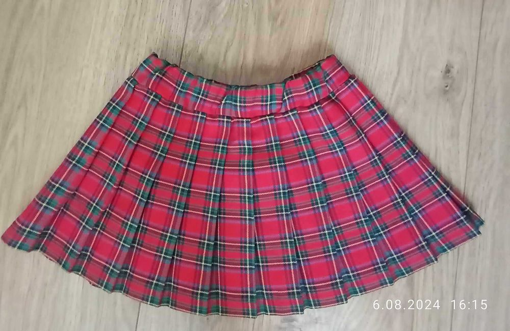 spódniczka w kratkę dla dziewczynki w wieku 2 lat