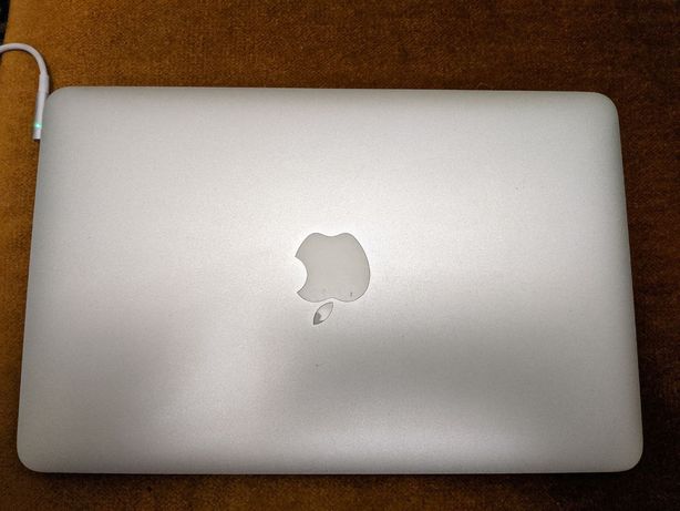 Продам MacBook Air 11 2010