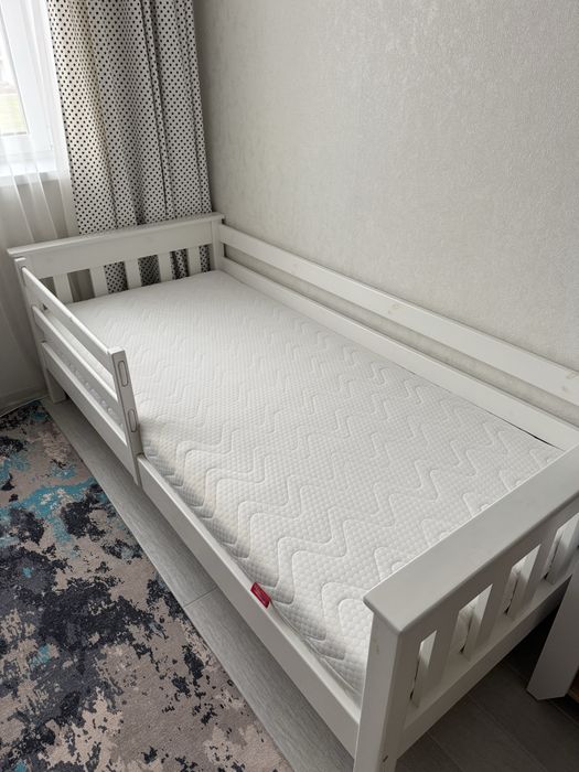 Продам дитяче ліжко з матрасом