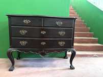 Cómoda castanha com gavetas