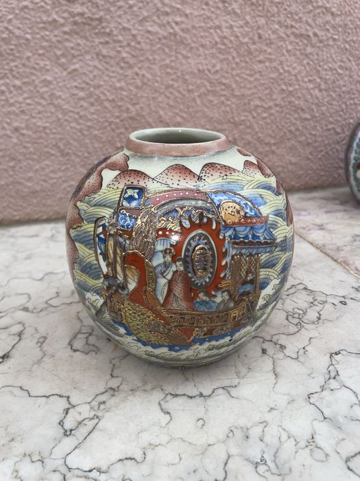 Vaso decorativo oriental antigo – porcelana pintada à mão