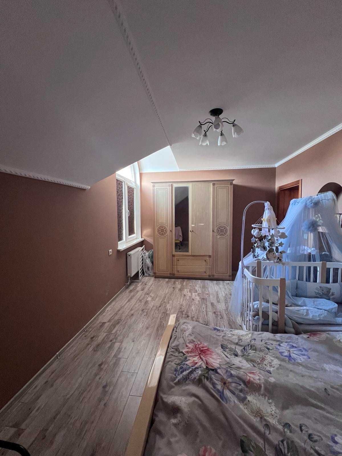 № 12393 - Продається двоповерховий будинок в центрі міста, 160 кв.м.!