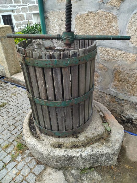 Prensa antiga com pedra