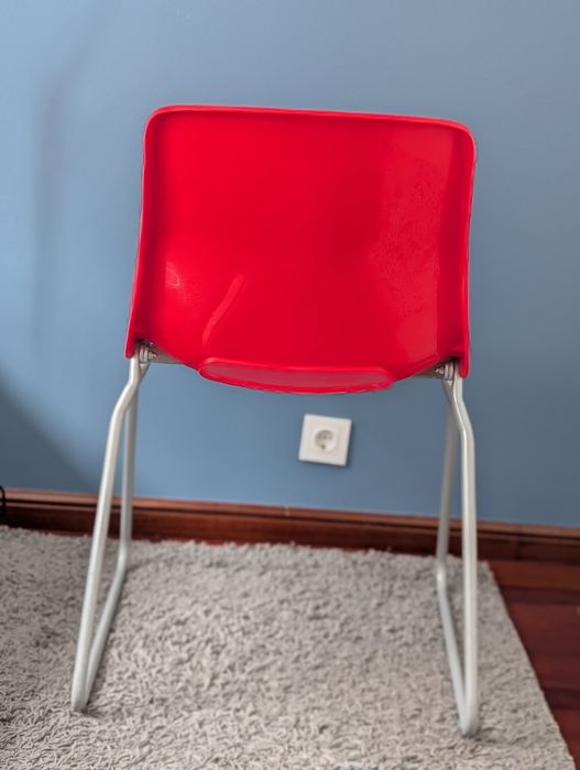 Cadeira vermelha IKEA