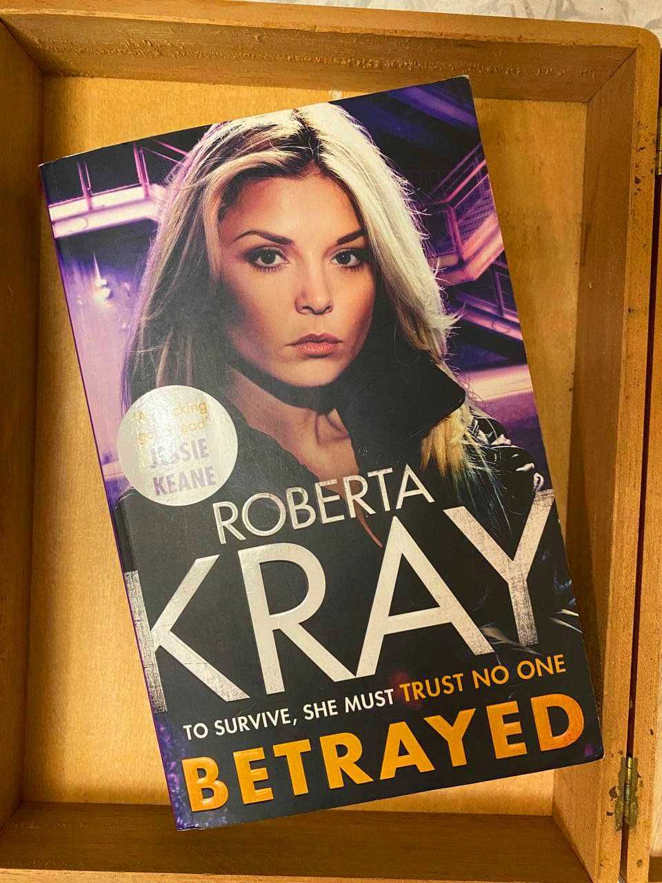 Криминальный триллер Roberta Kray - "Betrayed", 2020 (на англ)