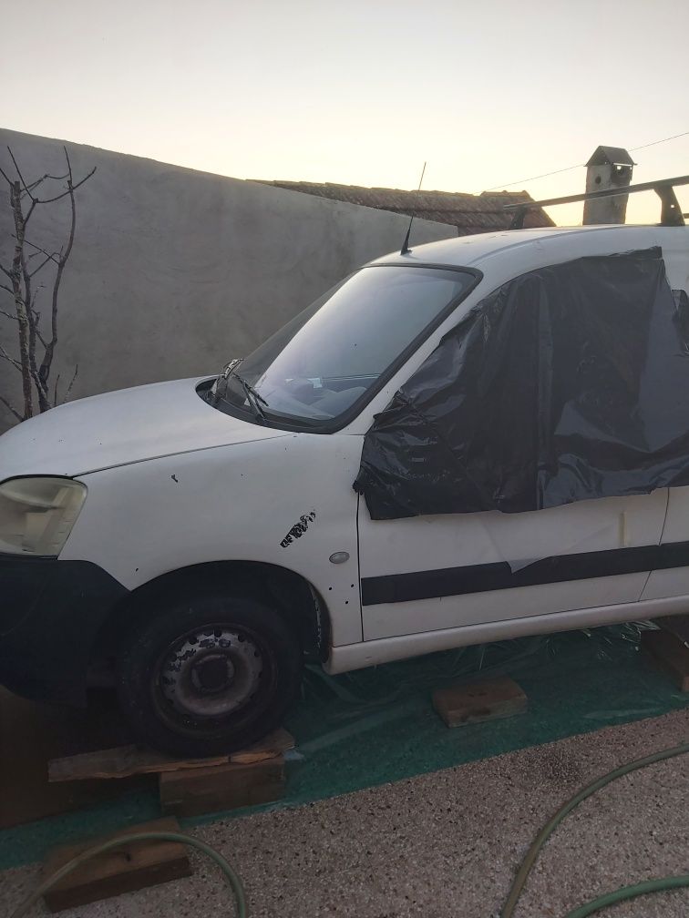 Vendo Peugeot Partner 1.9 diesel de 2003.