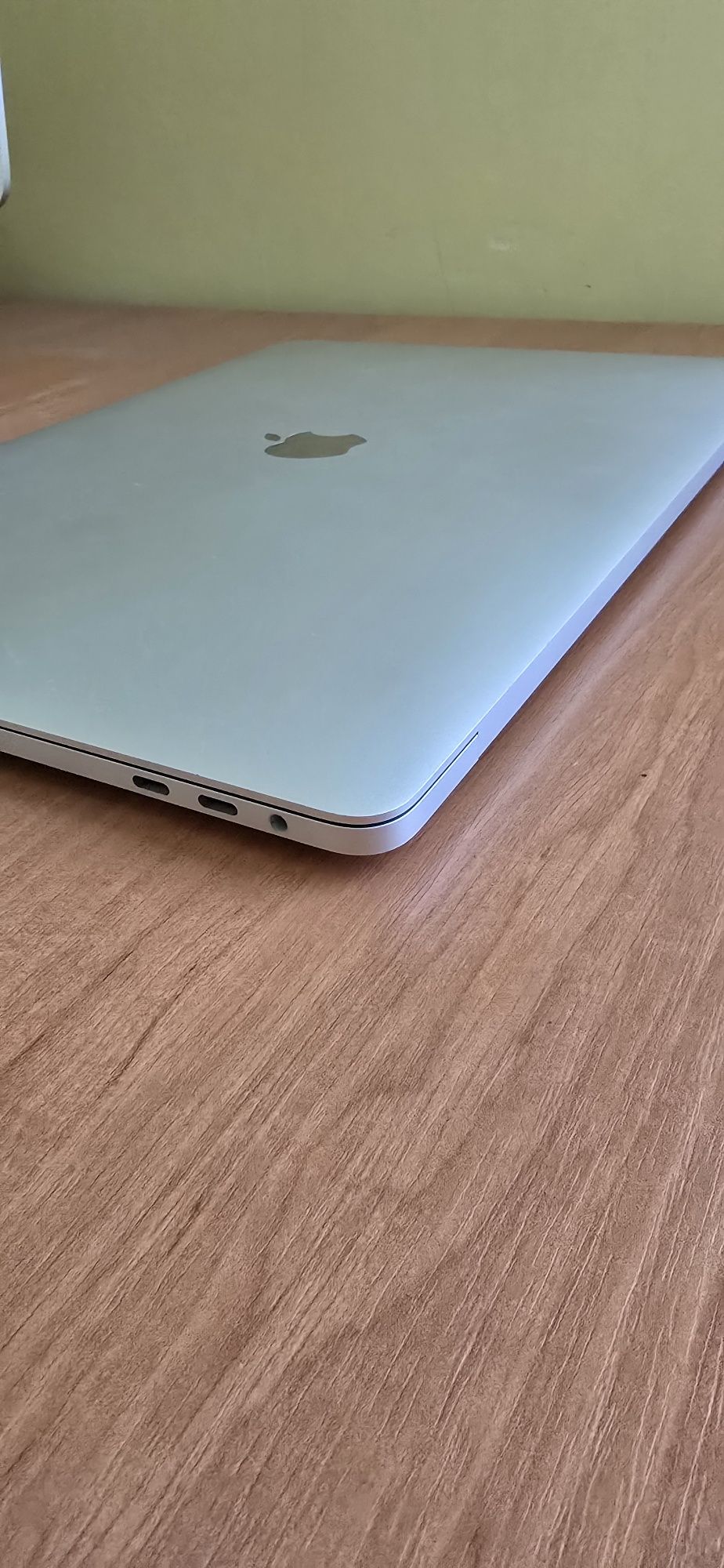 Ноутбук Apple MacBook 15" 2018 Touchbar i7 16/256 Radeon 555X