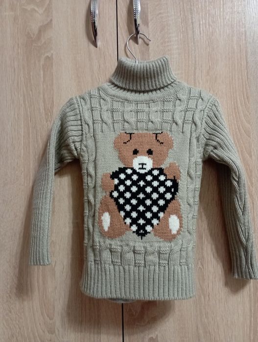 Светр тепленький Новий.