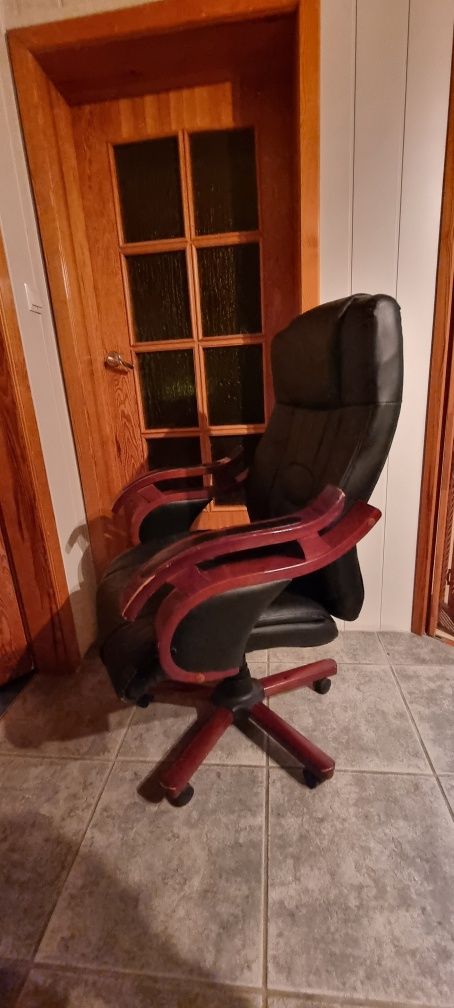 Bardzo ładny stylowy i wygodny fotel obrotowy skórzany