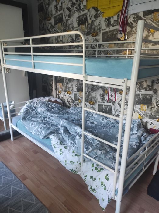 Łóżko piętrowe białe metalowe