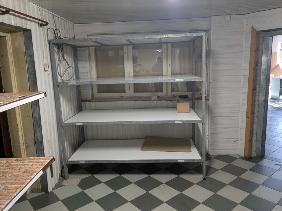 Solidny regał metalowy