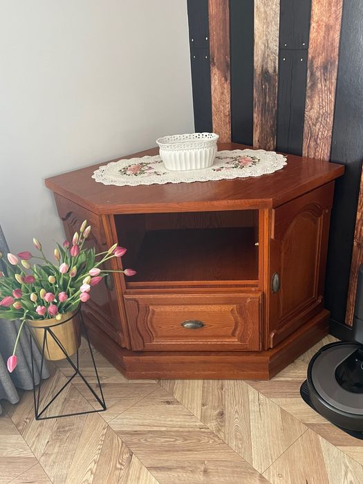Drewniana szafka RTV narożna